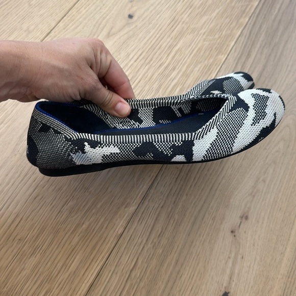 Rothys 7 women’s flats The Round Toe Camo Print Black & White - Picture 3 of 7